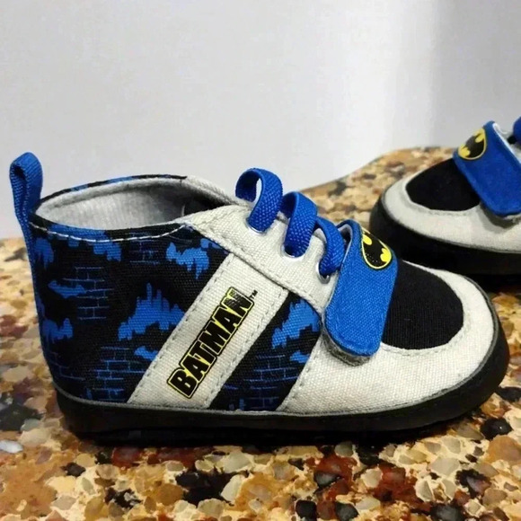 Batman Infant 0-6m shoes NWOT - Picture 2 of 4